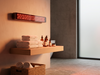 Rödljuspanel med varmt rött ljus i minimalistisk spa-miljö